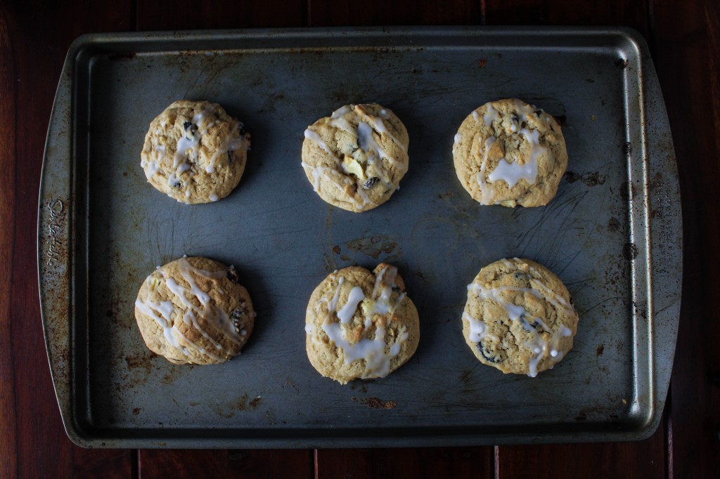 apple raisin cookies above