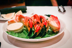 Sul stone crab at table