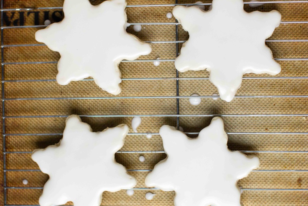 Classic Sugar Cookies iced 2 || bakesinslippers.com