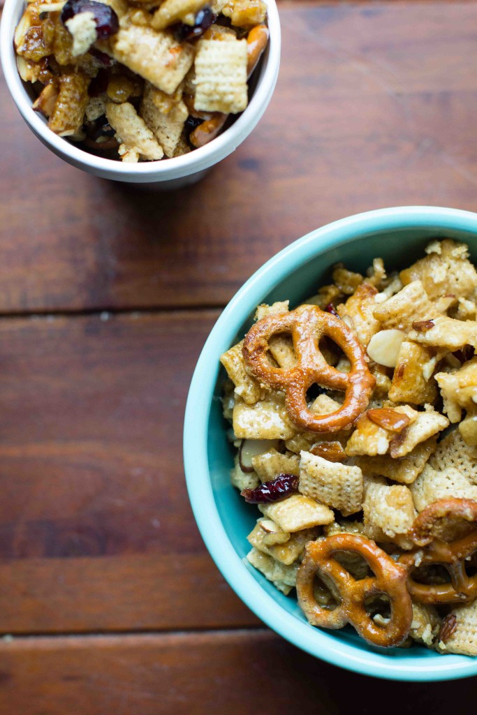 Slow Cooker Party Mix || bakesinslippers.com